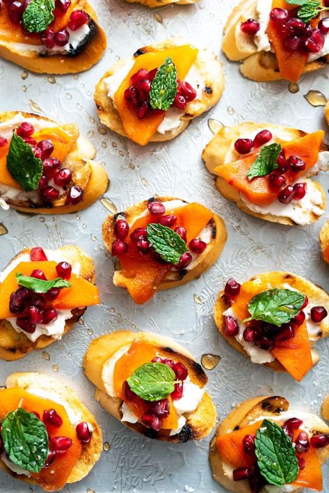 These Pomegranate Persimmon Crostini are as delicious as they are gorgeous. Plus, VERY easy-to-make! #vegan #soyfree #appetizer #veganyackattack Veggie Snack Ideas, Vegan Thanksgiving Appetizers, Holiday Appetizers Thanksgiving, Delicious Food Ideas, Vegetarian Party, Vegetarian Party Food, Vegan Appetizers Recipes, Persimmon Recipes, Pomegranate Recipes