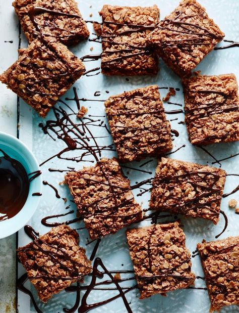 Sticky date flapjacks Bake Sweets, Sticky Date, Pecan Chocolate, Flapjack Recipe, Rice Bubbles, Date Syrup, Tray Bake Recipes, Clif Bars, Date Recipes