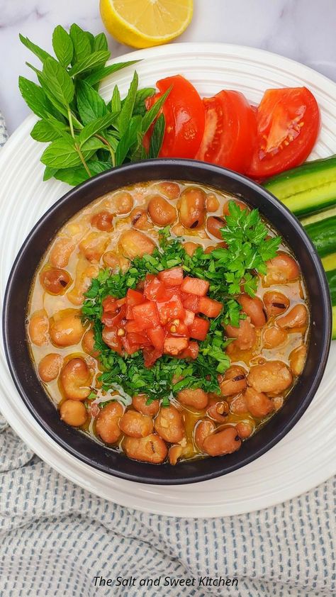 Lebanese Beans, Foul Recipe, Egyptian Breakfast, Ful Recipe, Lebanese Dishes, Lebanese Food Recipes, Ful Medames, Arabic Breakfast, Fava Beans Recipes