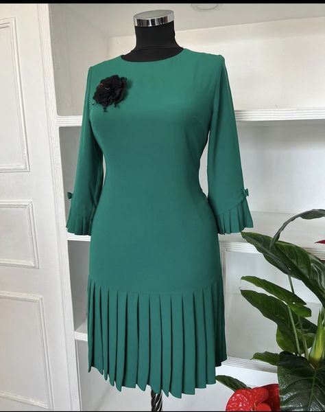 Office Dress Style Work Wear Classy, Classy Corporate Gown Styles, Dress For Old Women Over 50, Official Dresses For Work Classy, Official Ankara Dresses For Work, Plain Crepe Material Short Gown Styles, Office Gowns Work Outfits, Short Ankara Dresses Classy For Church, Corporate Dresses Offices Classy