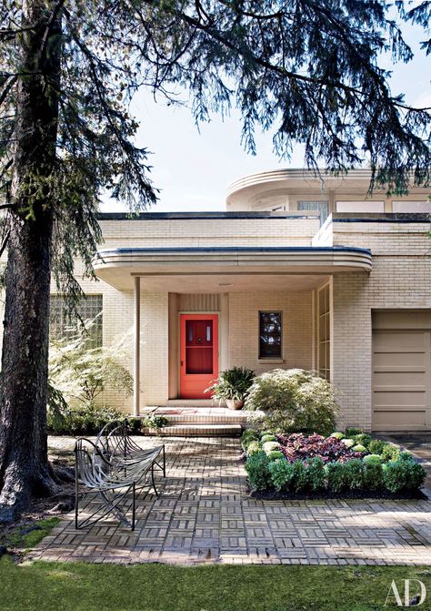 There's nothing that livens up a front porch like a brightly painted door. Check out more incredible entryways that make a lasting first impression. Industrial Style House, Art Deco Houses, Lebbeus Woods, Malibu Beach House, Beautiful Front Doors, Streamline Moderne, Casas The Sims 4, Art Deco Buildings, Deco Architecture