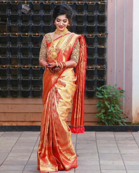 Sauth Saree Look, Tilak Ceremony, Haldi Photoshoot, Marathi Bride, Reception Saree, Marathi Wedding, Bridal Anklet, Bridal Sarees South Indian, Pattu Saree Blouse Designs