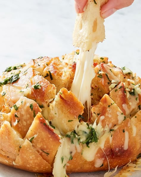 Cheesy Garlic Pull-Apart Bread - Delish.com Tear Apart Bread Easy Recipes, Dips Appetizers, Last Minute Appetizer, Holiday Buffet, Skillet Corn, Holiday Party Appetizers, Bread Pull Apart Recipes, Vegetarian Mains, Sweet Potatoe Bites