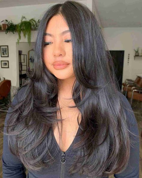 Layer Straight Hair Long, Round Face Hairstyles Long, Rambut Brunette, Wispy Hair, Haircuts For Long Hair With Layers, Layered Haircuts For Medium Hair, Hairstyles For Layered Hair, Hair Idea, Long Layered Haircuts