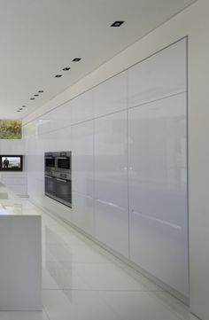 Laurel Way house in Gloss White Kitchen, High Gloss White Kitchen, Minimalism Kitchen, White Kitchen Designs, House In Beverly Hills, White Gloss Kitchen, Kitchen Design Gallery, Depth Effect, Gloss Kitchen