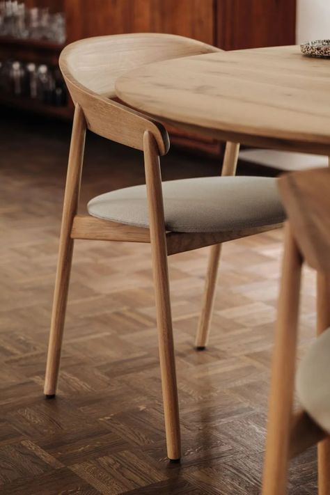 Japandi Furniture Design, Japandi Dining Chairs, Muji Inspired Home, Dining Room With Round Table, Japandi Table, Japandi Furniture, Chairs Dining Room, Wood Dining Room Table, Small Apartment Interior