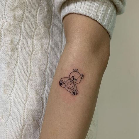 Teddy Tattoo, Teddy Bear Tattoo, Bear Tattoo Designs, Petit Tattoo, Bear Tattoos, Cute Tiny Tattoos, Bear Tattoo, Stylist Tattoos, Discreet Tattoos