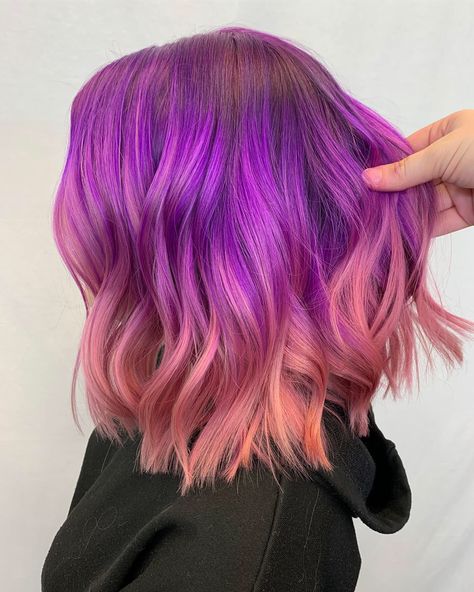 obsessed with the purple to pink coral colormelt ombre 😍 Purple And Peach Hair, Peach And Purple Hair, Babylights Caramel, Copper Babylights, Fantasy Hair Color Ideas, Hair Colour 2023, Elemental Outfits, Brunette Copper, Colormelt Hair