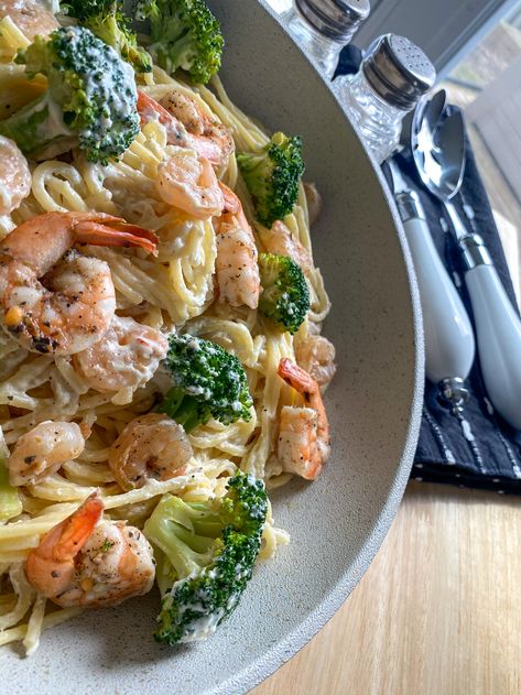 Creamy Shrimp & Broccoli Alfredo Pasta Shrimp Broccoli Pasta, Shrimp Broccoli Alfredo, Broccoli Alfredo Pasta, Chicken And Shrimp Alfredo, Veggie Pasta Recipes, Panini Recipes Chicken, Shrimp Broccoli, Broccoli Pasta Recipe, Pasta With Alfredo Sauce