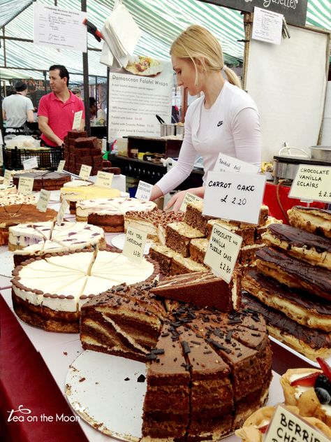 Cake Market Stalls, Cake Stall Display Ideas, Bake Sale Displays, Cake Stall, Bakery Interior, London Cake, Market Stall, Bakery Design, Bakery Business