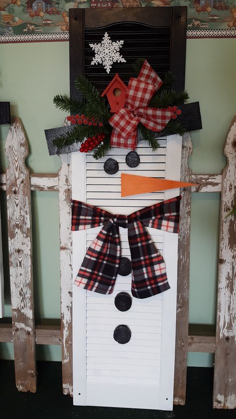 This guy is over 4 feet tall! shutter snowman by marlas Diy Snowman Crafts, Snowman Decor, Diy Christmas Wreaths, Diy Snowman, Easy Christmas Decorations, Festive Holiday Decor, Christmas Decorations Diy Outdoor, Christmas Signs Wood, Christmas Wood Crafts