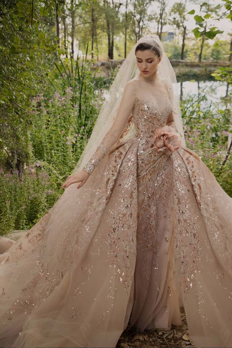 Elie Saab Haute Couture Automne-Hiver 2020-2021 - Défilé | Vogue Paris Elie Saab Wedding Dress, Lebanese Wedding, Elie Saab Haute Couture, Elie Saab Fall, Gold Wedding Dress, Elie Saab Couture, 60's Dress, Couture Runway, Best Wedding Dresses