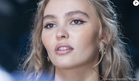 Être fille de ou fils de peut donner des avantages certains dans la vie et ils sont beaucoup à être de cet avis. Récemment plongée dans une polémique concernant sa carrière et son nom, la "Nepo Baby" Lily Rose Depp peut compter sur le soutien de sa mère... Interrogée par "Madame Figaro", Vanessa Paradis a volé au secours de sa progéniture. Nepo Baby, Madame Figaro, Marion Cotillard, Vanessa Paradis, Lily Rose Depp, Lily Rose, Lily