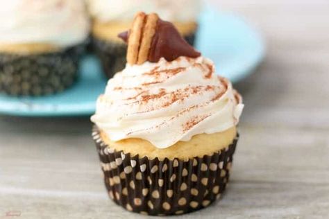 Acorn Cupcakes, Fun Fall Desserts, Cupcakes Easy, Fall Apple Recipes, Beginning Of Fall, Easy Cupcake Recipes, Chocolate And Peanut Butter, Easy Cupcakes, Fall Treats