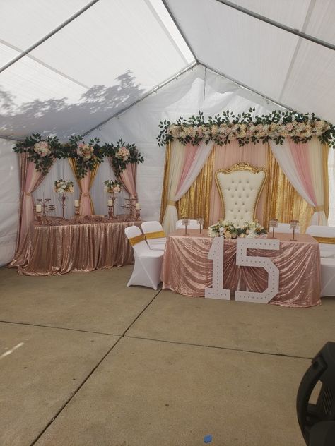 Sweet Sixteen Head Table Ideas, Table Decorations For A Quinceanera, Background For Quinceanera, Quinceanera Wall Decorations, Rose Gold Quince Main Table, Birthday Party Main Table Decor, Quincenera Cake Table Ideas, Classy Quinceanera Ideas, Quinceanera Main Table Ideas With Balloons