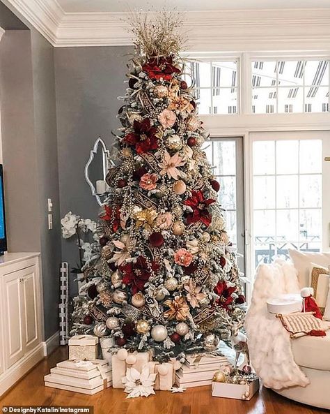 Interior designer reveals her top tips for decorating a Christmas tree | Daily Mail Online Christmas Tree Colour Scheme, Best Christmas Tree Decorations, Christmas Tree Decorating Tips, Christmas Tree Inspo, Pretty Christmas Trees, Christmas Tree Decorating Themes, Creative Christmas Trees, Real Christmas Tree, Unique Christmas Trees