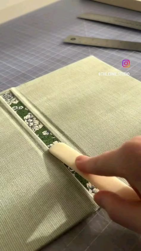 Bind Book Diy, Loose Leaf Book Binding, Portfolio Binding Ideas, Paperback To Hardcover Diy, Notebook Making Ideas, How To Make A Book Cover Out Of Paper, Diy Book Cover Ideas Creative, How To Make A Book Cover, Make Book