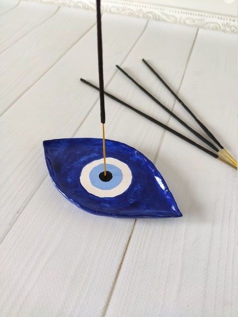 Evil Eye Incense Holder, Incense Clay Holder, Air Dry Clay Ideas Sculpture, Cool Things To Make With Clay, Things To Make Out Of Air Dry Clay, Air Dry Clay Incense Holder, Evil Eye Clay, Cool Clay Ideas, Incense Holder Clay