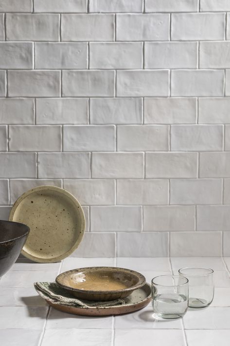 Small White Tiles Kitchen, White Crackle Subway Tile, Tiled Splashback Kitchen, Zellige Tile Kitchen Backsplash, Zellige Tile Kitchen, White Kitchen Splashback Ideas, Metro Tiles Kitchen, White Kitchen Backsplash Ideas, Brick Tile Backsplash