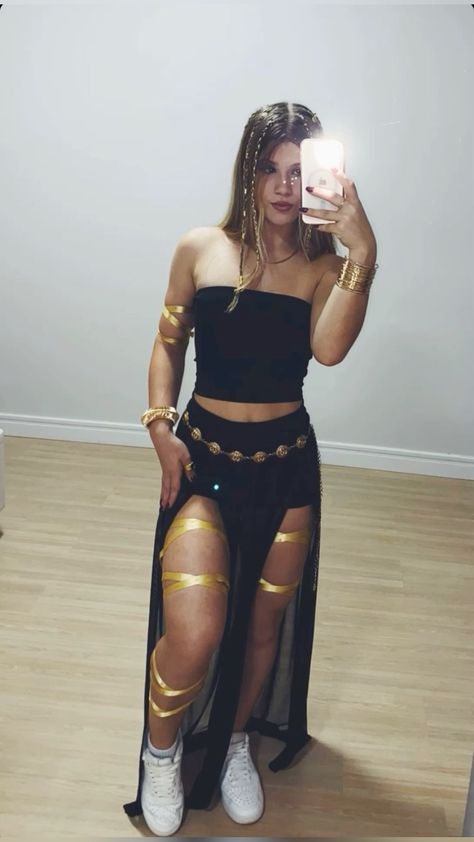 Cleópatra Costume Outfit Halloween, Cleopatra Halloween Costume Outfit, Greek Goddess Costume Aesthetic, Ideas Disfraz Mujer, Dark Goddess Costume, Bariloche Outfits, Egyptian Halloween Costume, Parents With Baby, Cleopatra Outfit