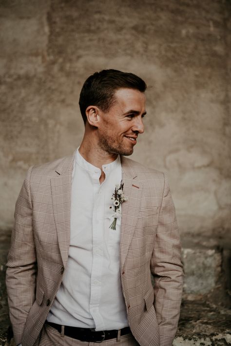 Wedding inspiration at the Blackfriars Medieval Priory Photo: @the_unbridled__ Modern Groomsmen Attire, Boho Wedding Suit Grooms, Mens Tuxedo Wedding, Mens Surfer Style, Medieval Monastery, Flower Meadows, Wedding Groomsmen Attire, Wedding Tux, Modern Groom