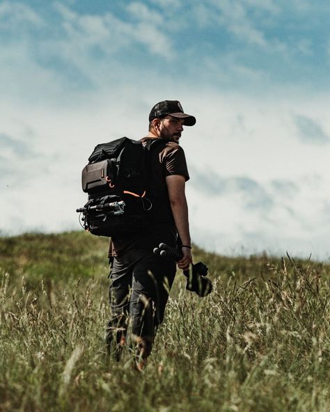 Outdoor Photographer Aesthetic, Backpack Photography, Poses Men, Nature Film, Foto Inspo, Outdoor Aesthetic, Outdoor Photographer, Branding Shoot, Nature Photographer