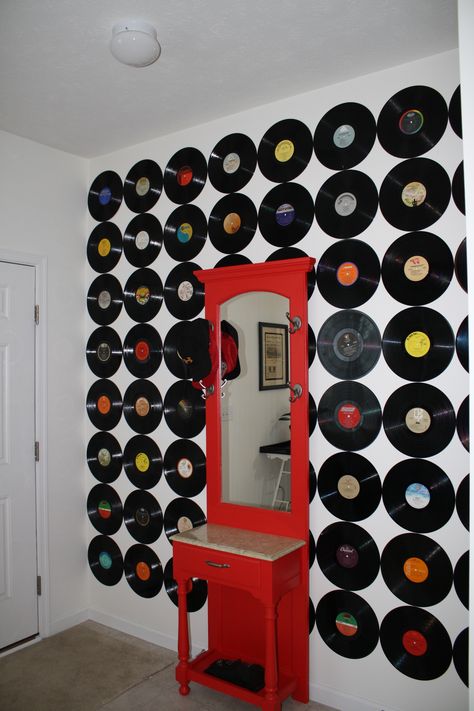 record wall Vinyl Record Decor Ideas, Record Decor Ideas, Record Wall Decor Aesthetic, Vinyl Records Diy, Vinyl Record Decor, Records Diy, Record Wall Decor, Record Decor, Record Decorations