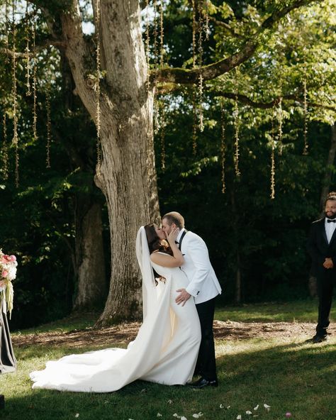 From the first kiss as a married couple to the last kiss of their wedding, this iconic tree at @greenwoodoaks made a great backdrop for Emilee and Jacob #easttnphotographer #tnweddingphotographer #knoxvilleweddingphotographer #ashevillephotographer First Kiss Wedding Photos, First Kiss Photo, Wedding First Kiss, First Kiss Wedding, Kiss Wedding, The First Kiss, Last Kiss, Western Wedding, First Kiss