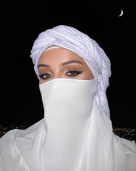 Dina Saeva on Instagram: "Look at me Habibi 🌙✨" Look At Me Habibi, White Hijab, Foto Cewek Hijab Aesthetic, Arabic Clothing, Leather Outfits Women, Leather Outfits, Muslim Fashion Hijab Outfits, Hijab Aesthetic, Arab Beauty