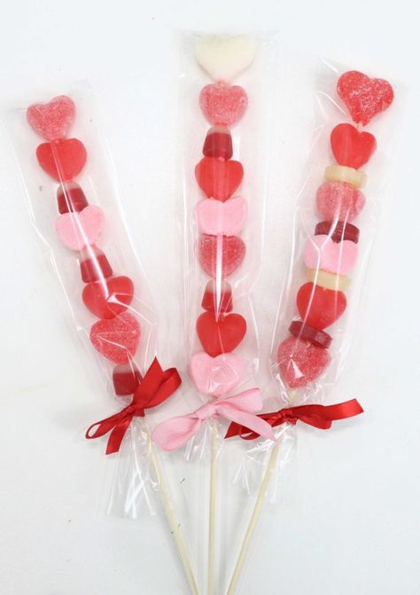 Valentine Kabobs, White Candies, Gummy Candy Kabobs, Heart Candies, Red Birthday Party, Candy Kabobs, Chocolate Gifts Basket, Diy Crafts For Girls, Valentine Desserts