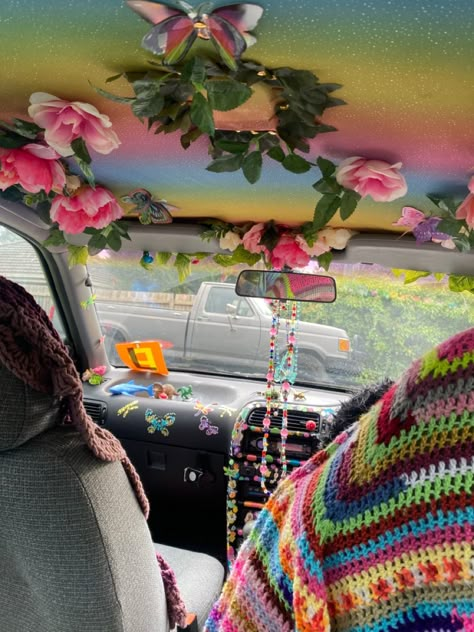 Nature Car Interior, Colorful Car Interior, Car Decor Ideas Aesthetic, Decorated Car Exterior, Car Flower Ceiling, Flower Roof Car, Decorated Inside Of Car, Decorating Inside Of Car, Car Roof Decoration