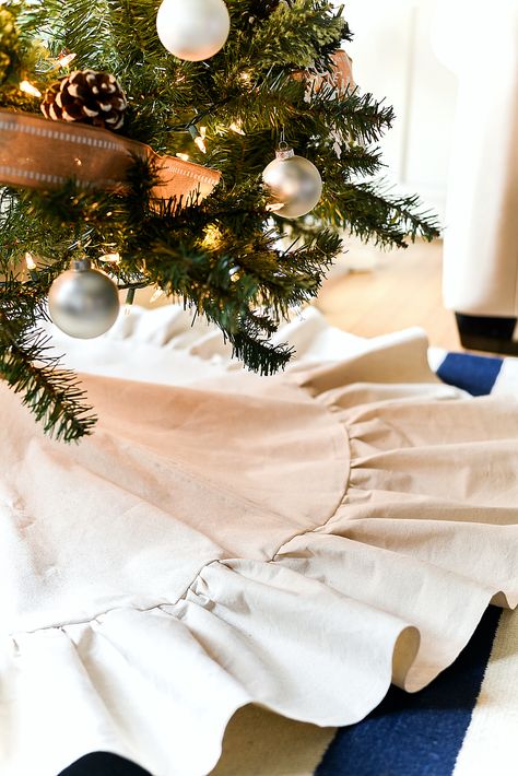 Burlap Christmas Tree Skirt, Dropcloth Christmas Ornaments, Christmas Skirts Tree, Easy Diy Tree Skirt, Fake Snow Christmas Tree Skirt, Christmas Tree Skirt White, Diy Christmas Tree Skirt No Sew, Sewed Tree Skirt, Farmhouse Christmas Tree Skirt