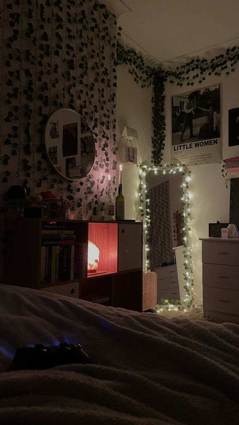 Aesthetic Lampshade, Room Inspo Vines, Wall Bookshelves Aesthetic, Vines On Wall Bedroom, Minecraft Bedrooms, Minecraft Room Decor, Easy Room Decor, Chill Room, Cozy Room Decor