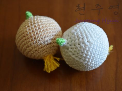 Crochet Onion Tutorial with Free Pattern Crochet Food, Crochet For Beginners, Free Patterns, Easy Crochet, Free Pattern, Hobbies, Crochet, Pattern, Quick Saves