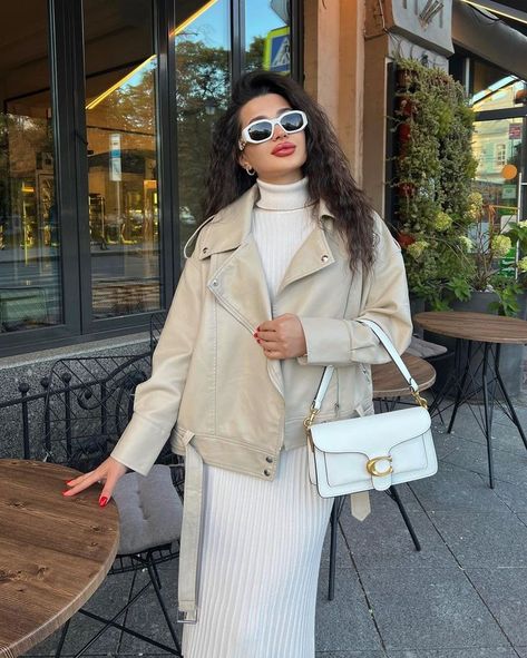 Beige Leather Jacket Outfit, Coach Outfits, Beige Leather Jacket, Statement Sunglasses, Japan Outfit, White Crossbody Bag, Turtleneck Dress, Woman Suit Fashion, Ribbed Turtleneck