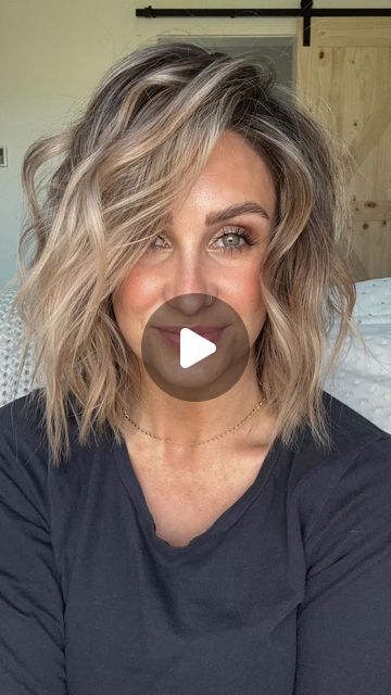 Kimber Kelley | makeup & hair educator on Instagram: "In this hair tutorial I’m using two different curl patterns with one curling iron to achieve effortless piecey and textured curls let’s goooo!" Curl Mid Length Hair Tutorial, How To Get Piecey Hair Tutorials, How To Get Piecey Hair, How Do You Get Wavy Hair Curls, How To Curl Hair Quick And Easy, Medium Length Hair Curls Tutorial, Curling Mid Length Hair Tutorial, How To Curl Collar Bone Length Hair, How To Beach Wave Hair With Curling Iron