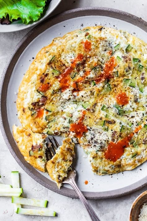 This easy High-Protein Zucchini Omelet, for one, is a healthy way to start the morning. It’s a huge meal with over 36 grams of protein and 1 cup of veggies! Skinnytaste Breakfast, Ww Freestyle Recipes, Ww Breakfast, Eggs Breakfast, Breakfast Meals, Skinnytaste Recipes, Eat Seasonal, Carb Free, High Protein Breakfast