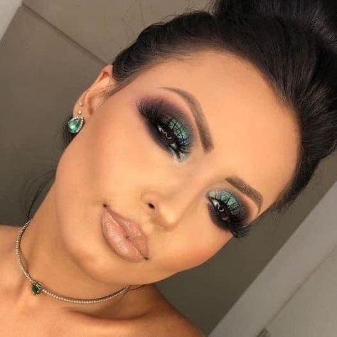 Trendy Eye Makeup Looks 2023, Hunter Green Makeup Looks Black Women, Emerald Green Smokey Eye Makeup, Teal Smokey Eye, Make Up Yeux Vert, Emerald Green Make Up, Smokey Eye With Green, Green Make Up Ideas, Makeup Looks For Green Dress