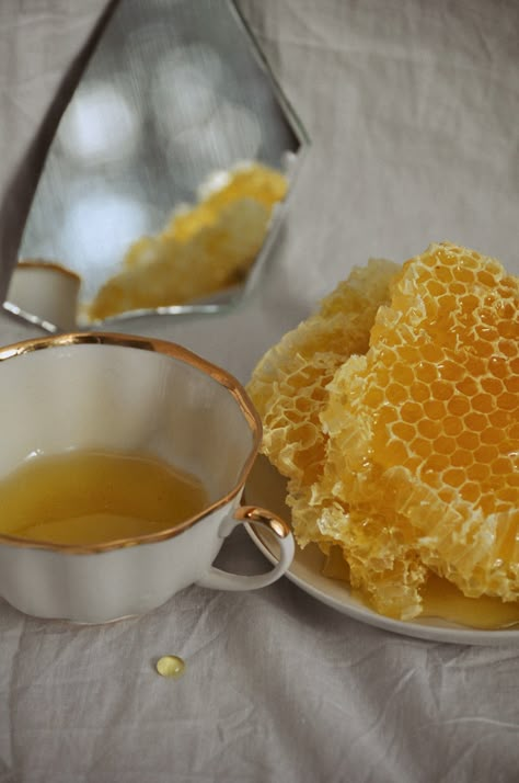 Honey Milk Aesthetic, Tea And Honey Aesthetic, Honey Aesthetic Vintage, Honey Marketing, Milk And Honey Aesthetic, Miel Aesthetic, Aesthetic Kuning, Honeycomb Aesthetic, Loreal Conditioner