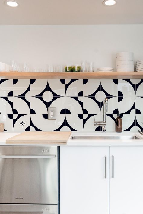 Kitchen Black Counter, Black And White Backsplash, Modern Wall Tiles, Floor Tile Stickers, Diy Tile Backsplash, Tile Stickers Kitchen, White Tile Backsplash, White Backsplash, Modern Tiles