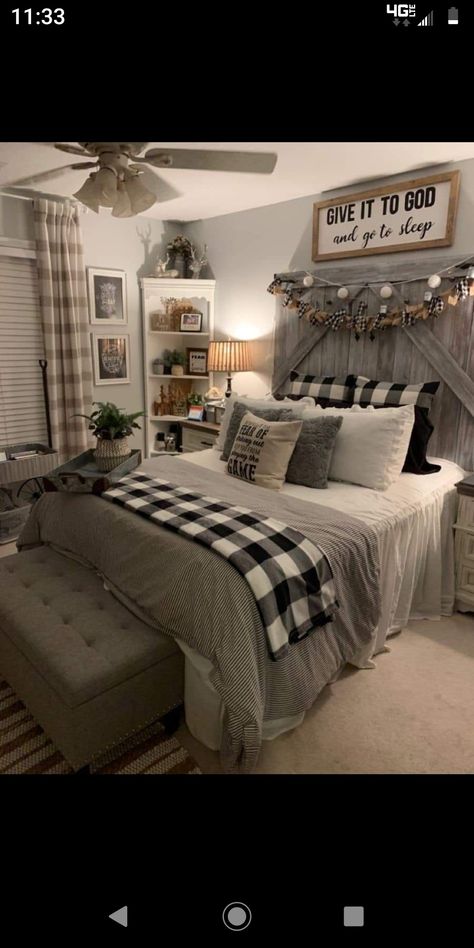 Country Headboard Ideas Farmhouse, Small Farmhouse Master Bedrooms With King Bed, Men Farmhouse Bedroom Ideas, Cozy Bedrooms Farmhouse, Country Home Ideas Bedroom, Small Farmhouse Guest Bedroom, Spare Bedroom Decor Ideas, Country Style Bedroom Rustic, Rustic Farmhouse Bedroom Country