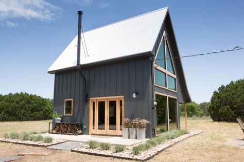 Black Cabin, Hgtv Fixer Upper, Exterior Paint Colors For House, Farmhouse Exterior, Modern Cabin, Exterior Paint Colors, Country Farmhouse Decor, Joanna Gaines, Cabin Homes