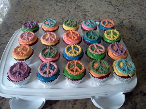 Peace Sign cupcakes Peace Sign Cupcakes, Groovy Cupcakes, Peace Of Cake, 1970s Party, Two Groovy, Hippie Birthday, 5th Birthday Party Ideas, Minnie Cake, Cupcake Birthday Cake