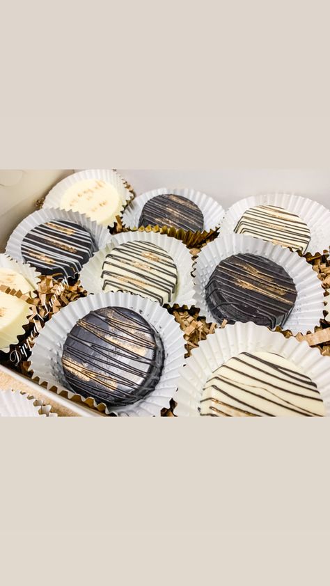 Black, White & Gold Chocolate Covered Oreos Black White And Gold Chocolate Covered Oreos, Black And Gold Chocolate Covered Oreos, Gold Chocolate Covered Oreos, Gold Oreos, White Treats, Decorated Oreos, 40th Birthday Party Decorations, Chocolate Dipped Oreos, Gold Chocolate