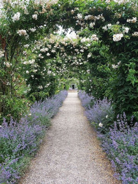 Photo Walkways Paths, Have Inspiration, Garden Pathway, Romantic Garden, Gorgeous Gardens, Decor Minimalist, Garden Cottage, Country Gardening, English Garden