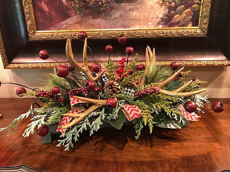 Deer Antler Christmas Wreath Diy, Antler Centerpiece Christmas, Crafts With Antlers, Christmas Decor With Antlers, Deer Antler Centerpieces, Deer Antler Christmas Decor, Antler Decor Ideas, Deer Antler Decor Ideas, Reindeer Centerpieces