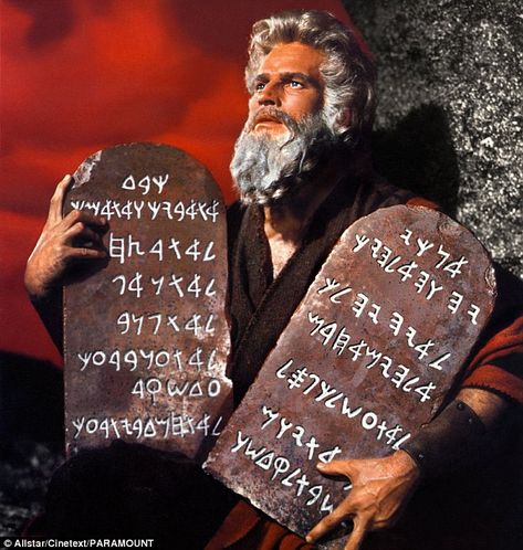 Charlton Heston in The Ten Commandments holding the tablets of the covenant Moses 10 Commandments, Creaturi Mitice, Bible Images, Bible Pictures, 10 Commandments, Ten Commandments, Biblical Art, Book Of Mormon, Bible Stories