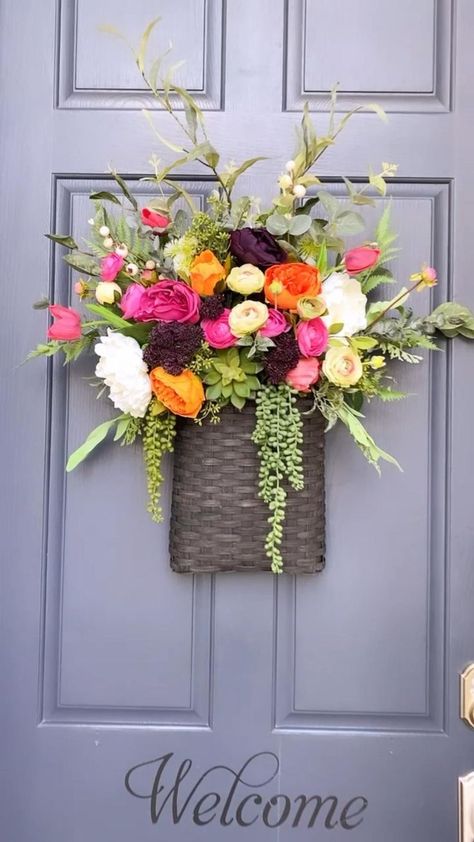 Bouquet Basket, Front Door Baskets, Fresh Flower Arrangement, Door Basket, Basket Wreath, Spring Basket, Diy Spring Wreath, Door Wreaths Diy, Succulent Wreath