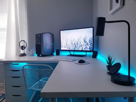 3 Perfect Workspaces For Your Inspiration | 6 - UltraLinx Diy Computer Desk, Computer Gaming Room, Desk Diy, Gaming Room Decor, Computer Desk Setup, Pc Gaming Setup, Desktop Setup, Video Game Rooms, Bedroom Setup