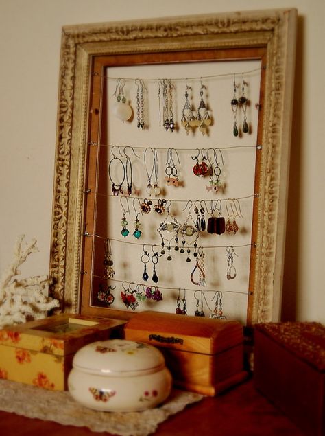 6a00df3520a4fb88330147e1c81354970b-pi (597×800) Picture Frame Jewelry Display, Knick Knack Display Ideas, Frame Jewelry Organizer, Jewellery Organisation, Room Ideas Vintage, Earring Rack, Diy Earring Holder, Organizing Jewelry, Jewelry Storage Ideas